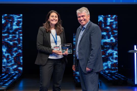 Image shows Valeria Ospina receiving the award for EuroHPC User Days Best User from Anders Dam Jensen, EuroHPC JU Executive Director