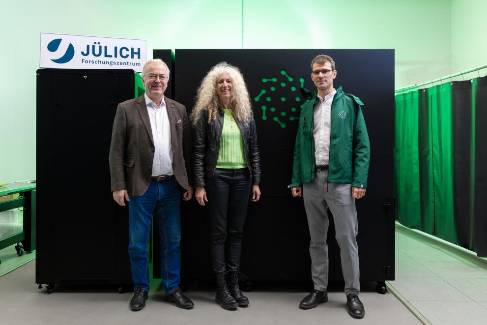 From left to right: Prof. Dr. Dr. Thomas Lippert, Head of JSC at Forschungszentrum Jülich; Prof. Dr. Kristel Michielsen, head of JUNIQ & Quantum Computing at JSC/Forschungszentrum Jülich; Dr. Georges-Olivier Reymond, CEO and co-founder of Pasqal
