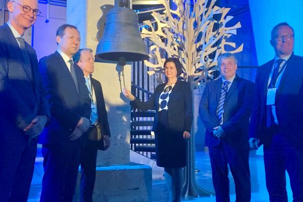 representatives of Finland, EU, EuroHPC JU, HPE and HPE ringing the bell in the LUMI data center in Kajaani, Finland
