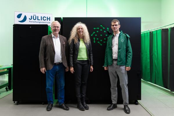 From left to right: Prof. Dr. Dr. Thomas Lippert, Head of JSC at Forschungszentrum Jülich; Prof. Dr. Kristel Michielsen, head of JUNIQ & Quantum Computing at JSC/Forschungszentrum Jülich; Dr. Georges-Olivier Reymond, CEO and co-founder of Pasqal