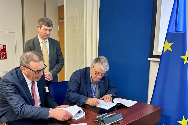 William Beausang Assistant Secretary General, Research and Innovation Policy, EU and International Division at the Department of Further and Higher Education, Research, Innovation and Science and Anders Jensen, EuroHPC JU Executive Director signing the hosting agreements, JC Desplat from ICHEC is standing behind them